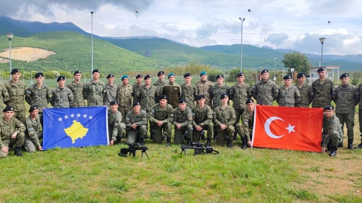 Mehmetçik, Kosovalı askerlere keskin nişancı eğitimi verdi